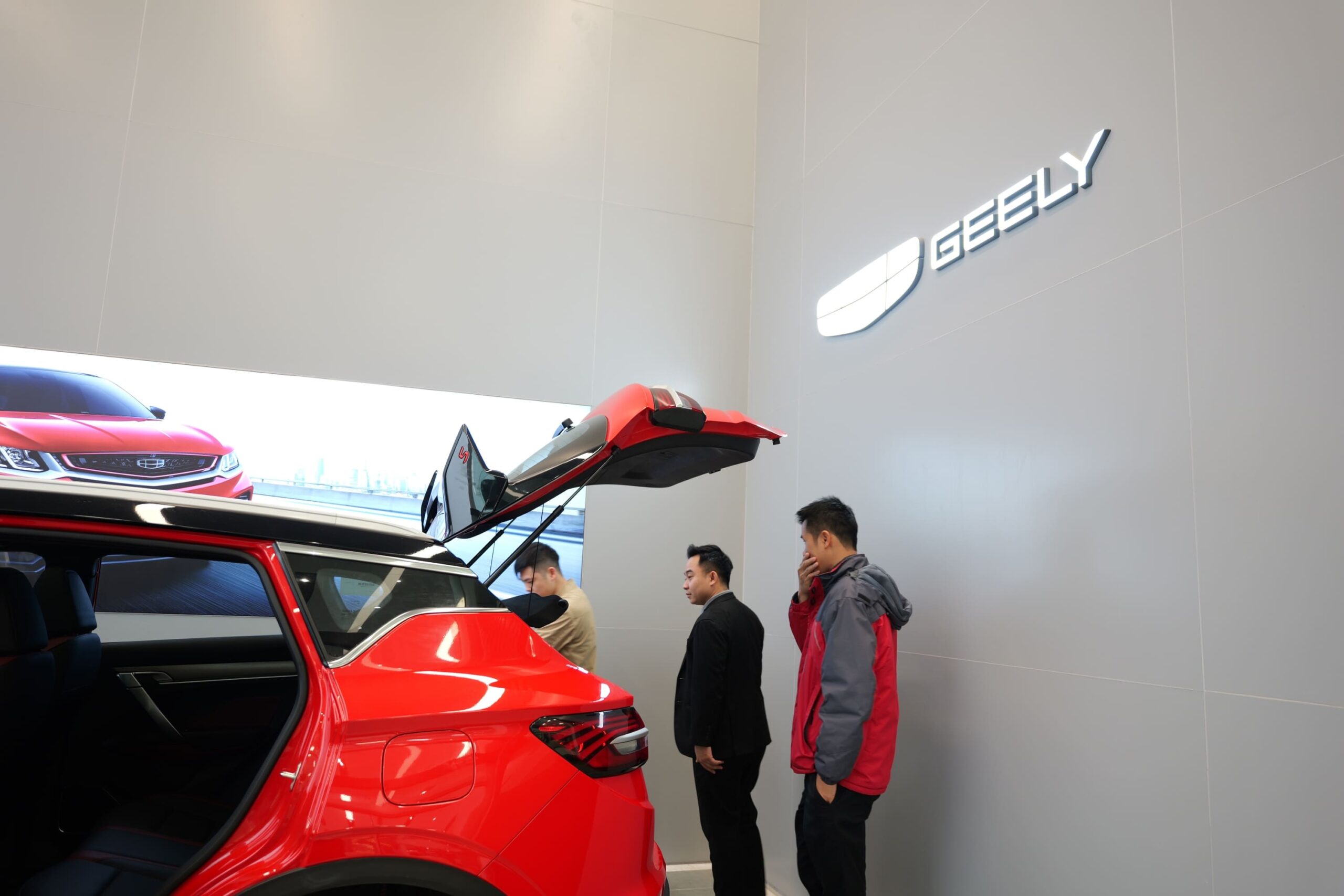 Đội ngũ Geely Gia Lai hỗ trợ khách hàng nhiệt tình